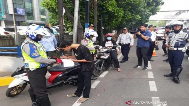 653 Kendaraan Bermotor Ditilang Terobos Jalur Sepeda - GenPI.co