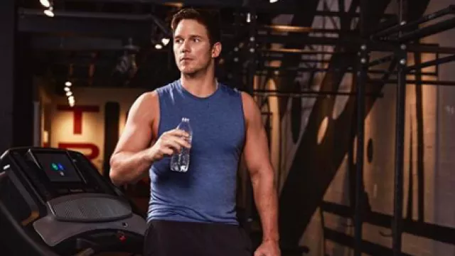 Foto Pegang Botol Plastik, Chris Pratt Didamprat Aquaman - GenPI.co