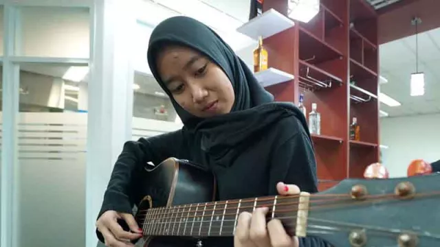 Yuk, Mainkan Chord Gitar Sugeng Dalu Karya Denny Caknan - GenPI.co