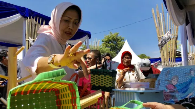 Seminar PWI Pusat: Dewanti Rumpoko dan Hillary Lasut Sepanggung - GenPI.co