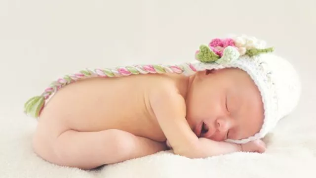 Bayi Tidur Tengkurap Memang Bikin Gemas, Tapi… - GenPI.co