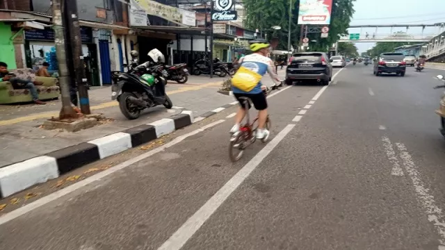 Lagi, Petugas Tilang Puluhan Motor yang Melintas di Jalur Sepeda - GenPI.co