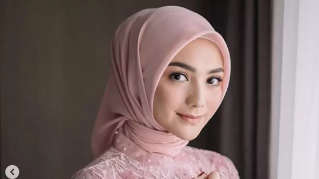 3 Inspirasi Gaya Hijab Simpel ala Citra Kirana, Suka yang Mana? - GenPI.co