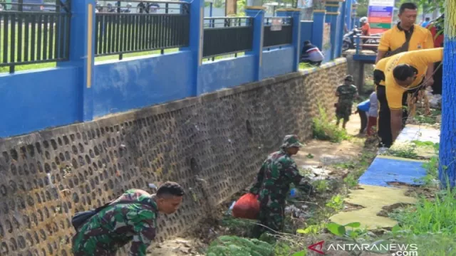 Prajurit TNI Masuk ke Selokan Bikin Terharu, Ternyata... - GenPI.co