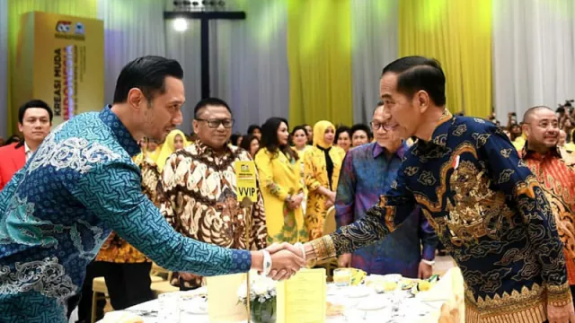 AHY Salaman dengan Jokowi, Tatapannya Tajam, Senyumnya Irit - GenPI.co