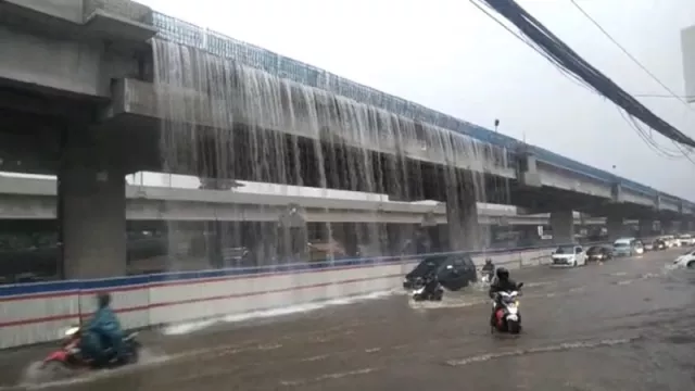 Hujan Munculkan Air Terjun Becakayu, Begini Penjelasan Kontraktor - GenPI.co