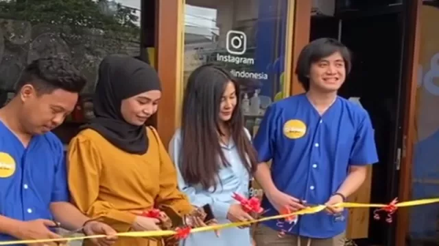 Usai Nikah, Kevin Aprilio Ngegas Cari Cuan - GenPI.co Usai Nikah, Kevin Aprilio Ngegas Cari Cuan - GenPI.co