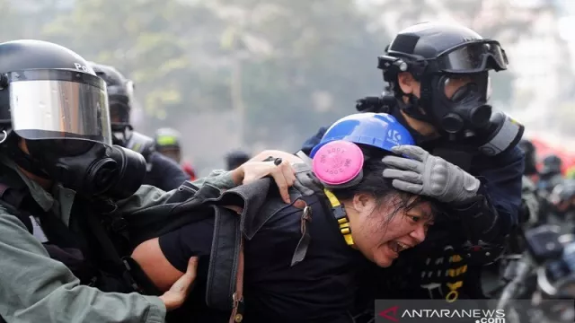 Polisi Hong Kong Kepung Mahasiswa yang Berdemo di Kampus - GenPI.co