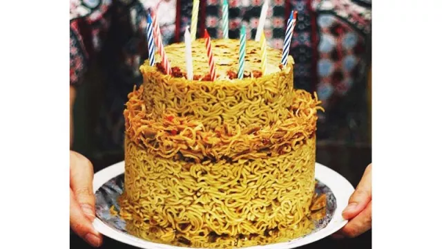 Jadi Kado Spesial Buat Kekasih, Yuk Buat Kue Ultah dari Mi Goreng - GenPI.co