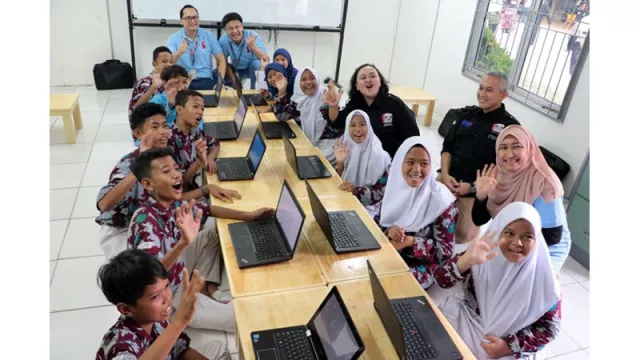 Lenovo Bagi-bagi Laptop Buat Siswa dan Guru Sekolah Rakyat Ancol - GenPI.co