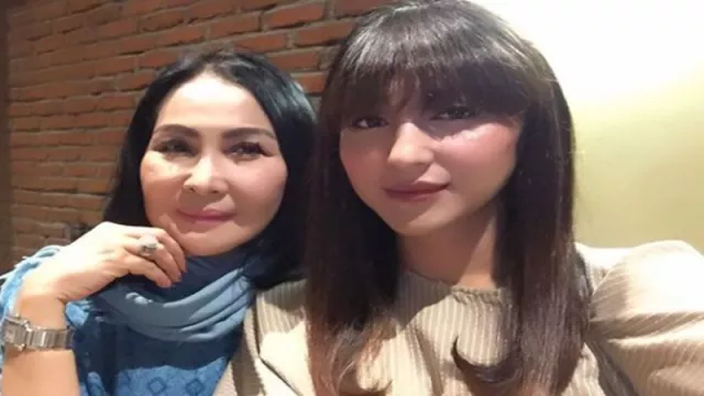 Cantiknya Mama Dena Rachman, Ternyata Seorang Politisi - GenPI.co Cantiknya Mama Dena Rachman, Ternyata Seorang Politisi - GenPI.co
