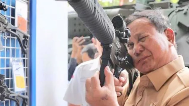 Prabowo Subianto Angkat Senjata, Gagah dan Macho Banget - GenPI.co