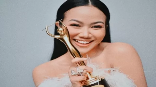 Yura Yunita Superbahagia Raih Piala AMI Awards 2019, Ini Buktinya - GenPI.co