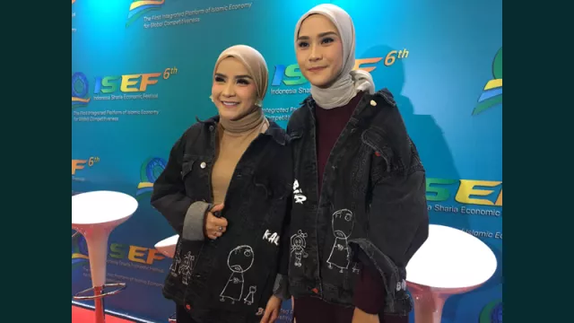 Zaskia Mecca Tampilkan Motif Gambar Karya Anak di Busana Muslim - GenPI.co