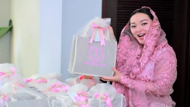 Menggemaskan! Nuansa Pink di Acara Akikah Anak Zaskia Gotik - GenPI.co Menggemaskan! Nuansa Pink di Acara Akikah Anak Zaskia Gotik - GenPI.co