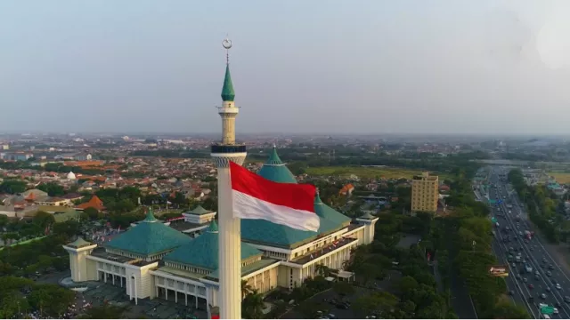 Masjid Terbesar di Surabaya Kibarkan Bendera Seberat 45 Kilogram - GenPI.co