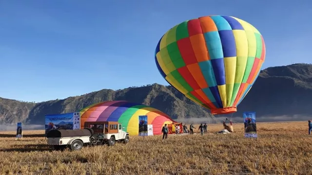 Menikmati Sensasi Terbang dengan Balon Udara di Gunung Bromo - GenPI.co