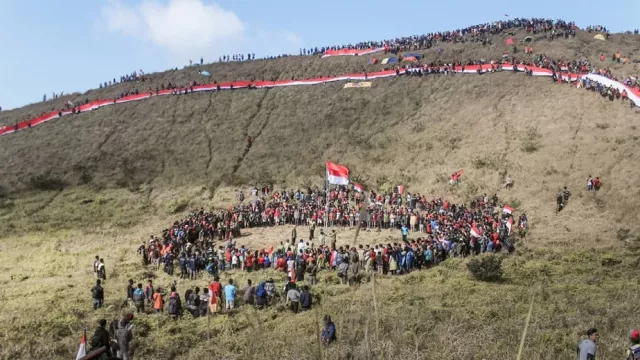 Demi Upacara Bendera, Puluhan Pendaki Penanggungan Alami Cedera - GenPI.co