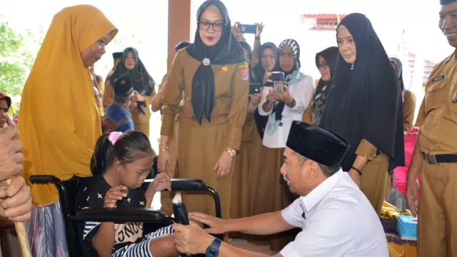 Pemkab Bone Bolango Salurkan Bantuan Pada Penyandang Disabilitas - GenPI.co