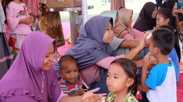 Manfaat Sentuhan Ibu Bagi Anak Sebagai Terapi Korban Gempa Lombok - GenPI.co