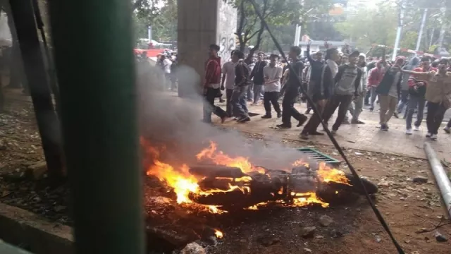 Apes, Motor Milik Wartawan Dibakar Saat Liput Demo di DPR - GenPI.co