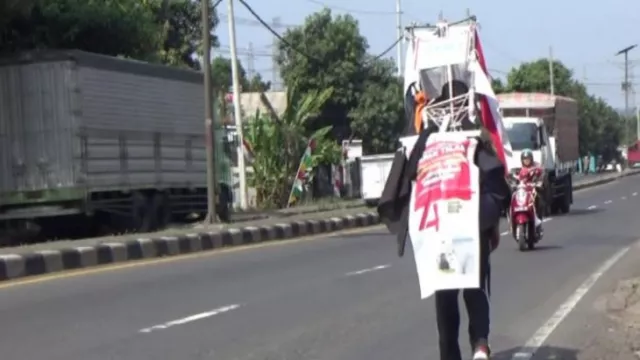 Pria Ini Jalan Mundur Sejauh 706KM Demi Bertemu Jokowi di Jakarta - GenPI.co
