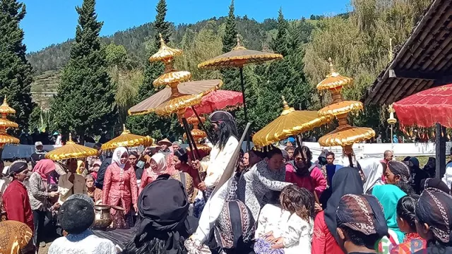 Mengenal Makna Jamasan Anak Rambut Gembel Dieng Culture Festival - GenPI.co