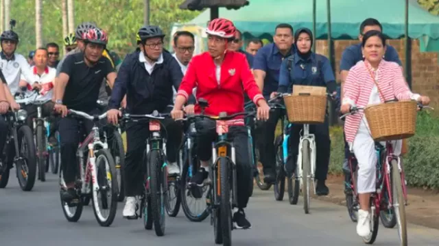 Bersepeda, Presiden Jokowi Nikmati Kompleks Candi Borobudur - GenPI.co