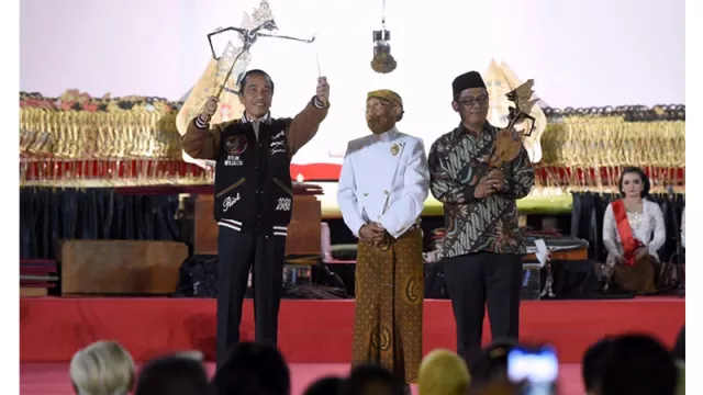 Jelang HUT ke 74 RI, Jokowi Wayangan Bareng Warga di Istana - GenPI.co