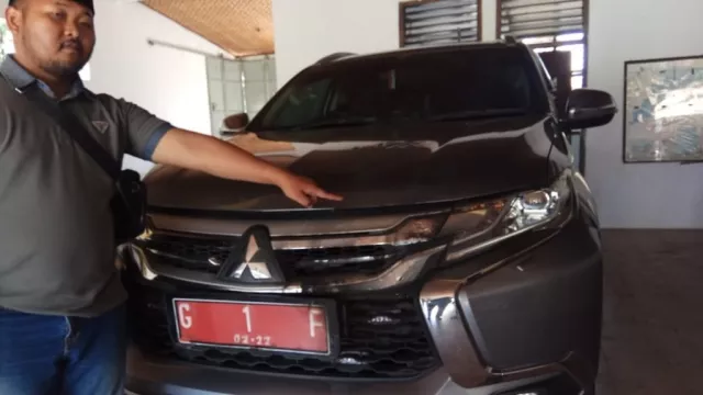 Mobil Dinas Bupati Tegal Dibakar Orang Tak Dikenal - GenPI.co Mobil Dinas Bupati Tegal Dibakar Orang Tak Dikenal - GenPI.co