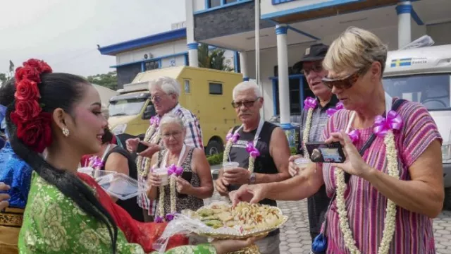 Tiba di Dumai, 24 Turis Jerman Disuguhi Kuliner Khas Riau  - GenPI.co