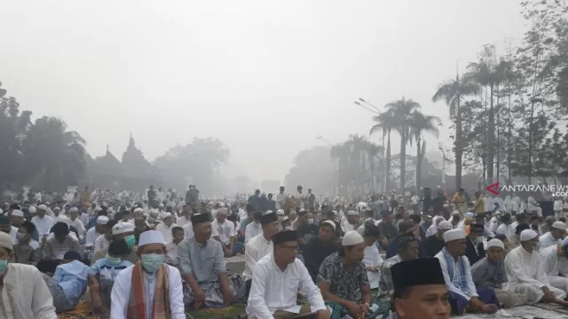 Kabut Asap Melanda, Muslim Pontianak Salat Idul Adha Pakai Masker - GenPI.co
