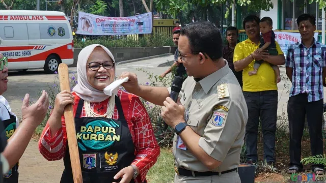 Anies Pantau Dapur Qurban, Sempatkan Lap Keringat Sang Istri - GenPI.co