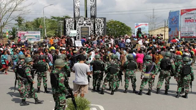 Polisi Sita Bendera Bintang Kejora dari Pengunjuk Rasa di Timika - GenPI.co