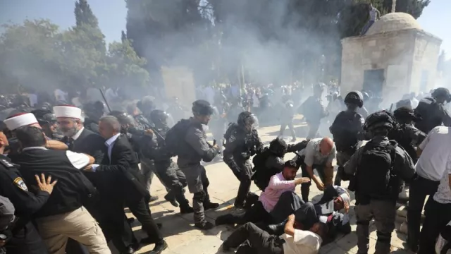 Polisi Israel Bentrok dengan Umat Islam Saat Salat Idul Adha - GenPI.co
