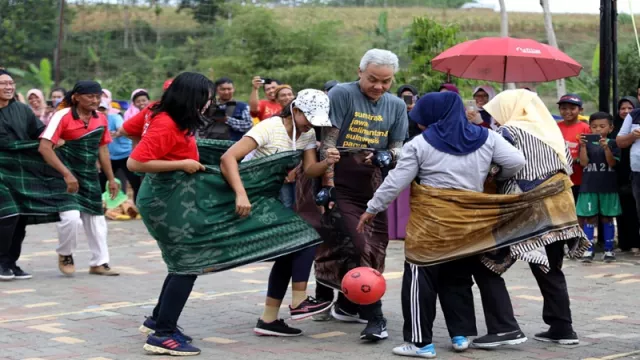 Warga Ngakak Nonton Ganjar Ikutan Lomba Futsal Bareng Emak-emak - GenPI.co