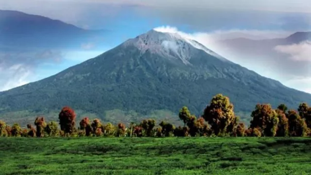 Terjadi Erupsi, Gunung Kerinci Jambi Berstatus Waspada - GenPI.co