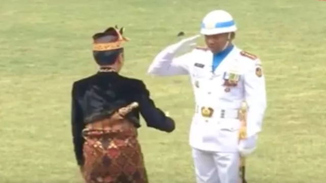 Momen Tak Biasa, Jokowi Datangi dan Ajak Salaman Komandan Upacara - GenPI.co