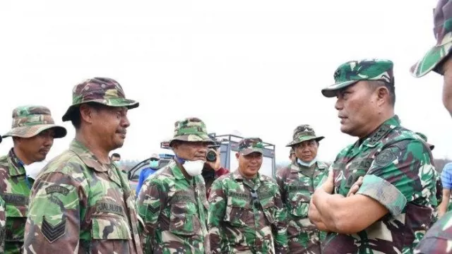 Kasum TNI Tinjau Pasukan di Lokasi Karhutla Riau - GenPI.co