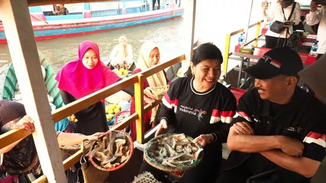 Kala Menpar Sambangi  Pasar Terapung Lok Baintan  - GenPI.co