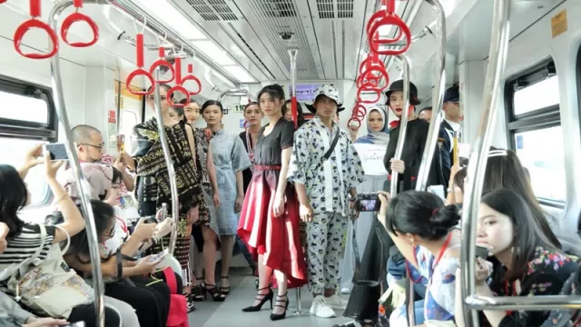 Seru! Para Model Fashion Show di Gerbong LRT Jakarta - GenPI.co