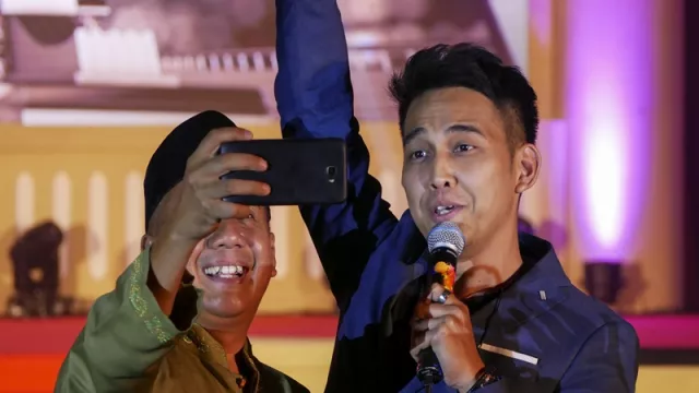 Aksi Nostalgia Naga Lyla Band Meriahkan Final Bujang Dara Riau - GenPI.co