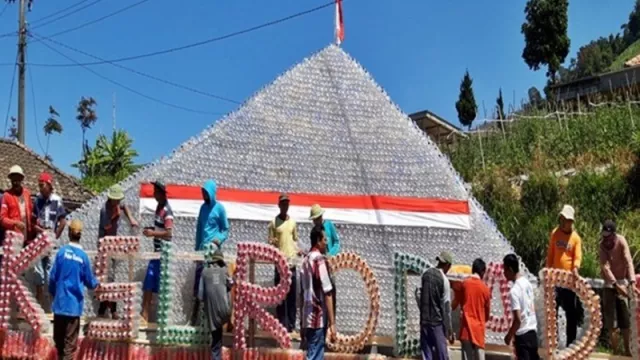 Piramida Ini Dibuat dari Sampah Botol Plastik Pendaki Merbabu - GenPI.co