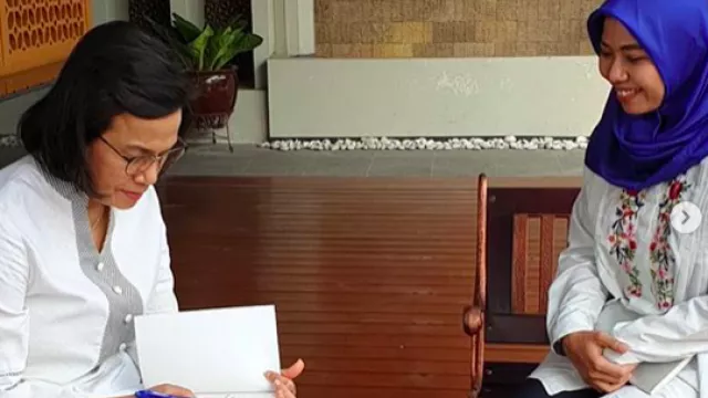 Sri Mulyani Wawancara Mahasiswi Viral yang Wisuda Naik Becak - GenPI.co
