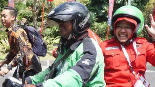 Hindari Macet, Bu Risma Datang ke Kongres V PDIP Naik Ojol - GenPI.co