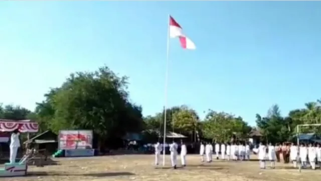 Panjat Tiang dan Betulkan Tali Bendera Nyangkut, Paskibraka Jatuh - GenPI.co