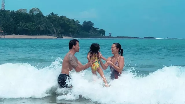 Pantai Sukses Bikin Atiqah Hasiholan dan Rio Dewanto Jatuh Cinta - GenPI.co