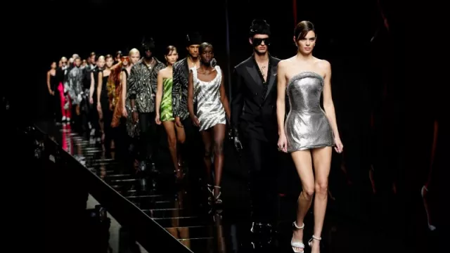 Di Pekan Mode Milan, Versace Usung Konsep Kesetaraan Gender - GenPI.co