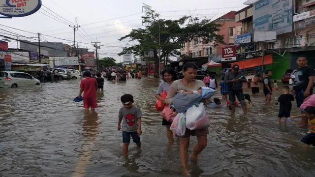 Ciledug Masih Banjir 1 Meter, Akses ke Jakarta Terputus  - GenPI.co