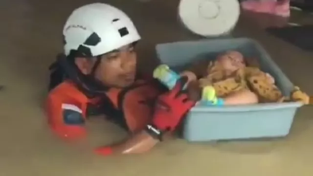 Alhamdulillah, Bayi 8 Bulan Selamat dari Kepungan Banjir Bekasi - GenPI.co